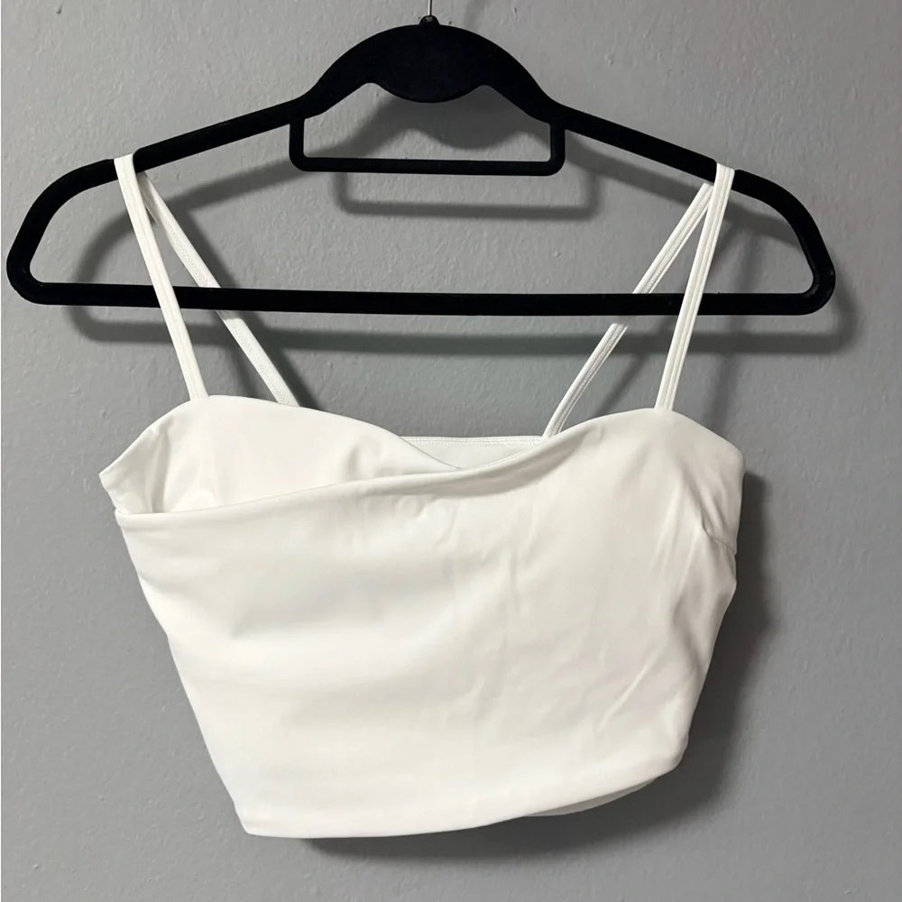 NWT HALARA cross over front padded white spors bra. Size Small